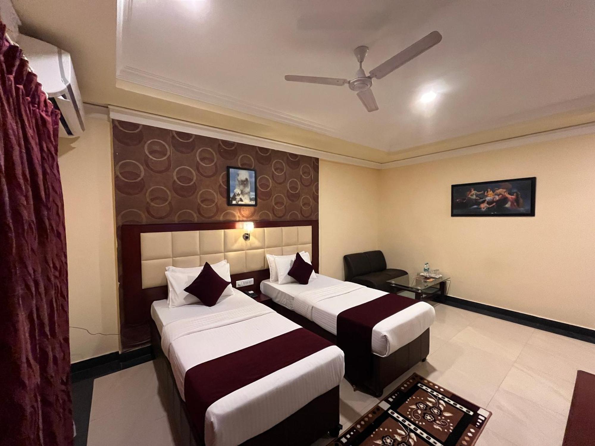 Ananya Comfortss Hospet Esterno foto